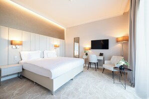 Minibar, caja de seguridad en la habitación y escritorio 