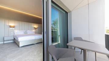 Premium-Zimmer, Balkon | Minibar, Zimmersafe, Schreibtisch, laptopgeeigneter Arbeitsplatz