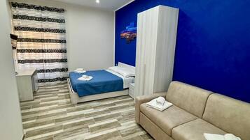 Deluxe-Vierbettzimmer | Zimmersafe, Schreibtisch, schallisolierte Zimmer, kostenloses WLAN