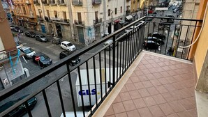 A balcony with a tiled floor and a black railing. - punto house ferrovia (Naples)