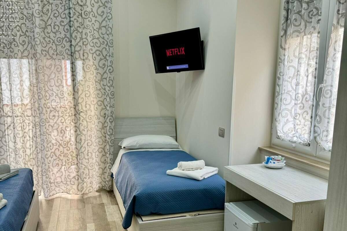 Tremannsrom – deluxe | Safe på rommet, skrivebord, lydisolert og wi-fi (inkludert)