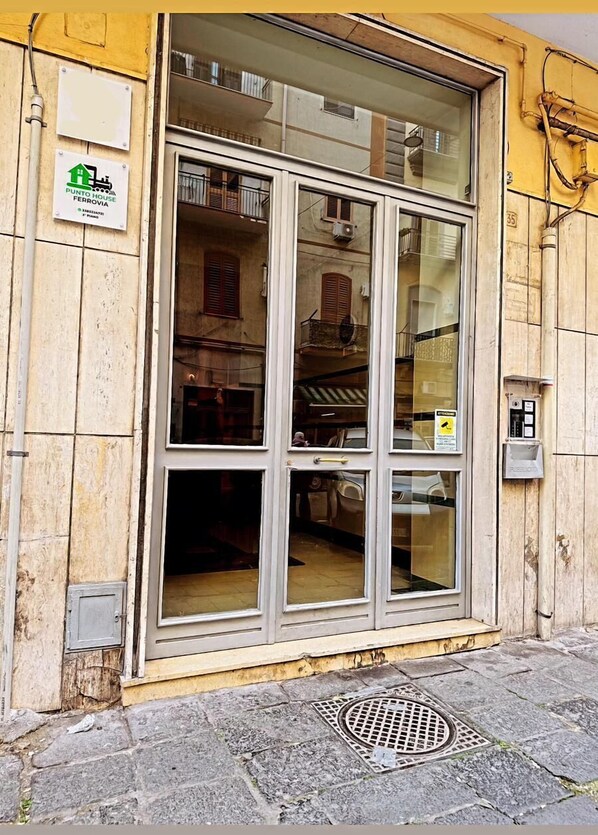 Front of property - punto house ferrovia (Naples)