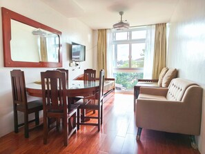 家庭公寓式客房 | 起居区 | 42-英寸智能电视(配备数码频道)、Netflix、流媒体服务