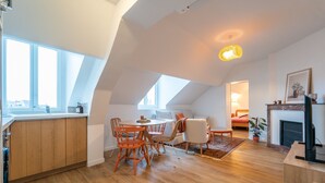 Un loft moderno con cocina, comedor y sala de estar.