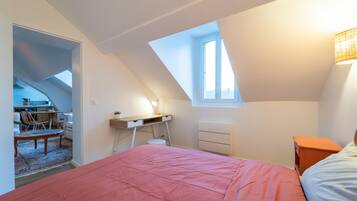 1 slaapkamer, een strijkplank/strijkijzer, gratis wifi, beddengoed