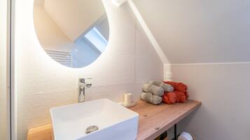 Een haardroger, handdoeken