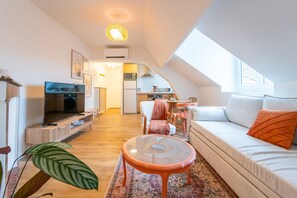 A modern apartment with a loft-style living area, a kitchen, and a dining space. - Le P'tit Bohemia - Appt pour 4 à Melun (Melun)
