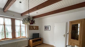 Een televisie, een dvd-speler en boeken