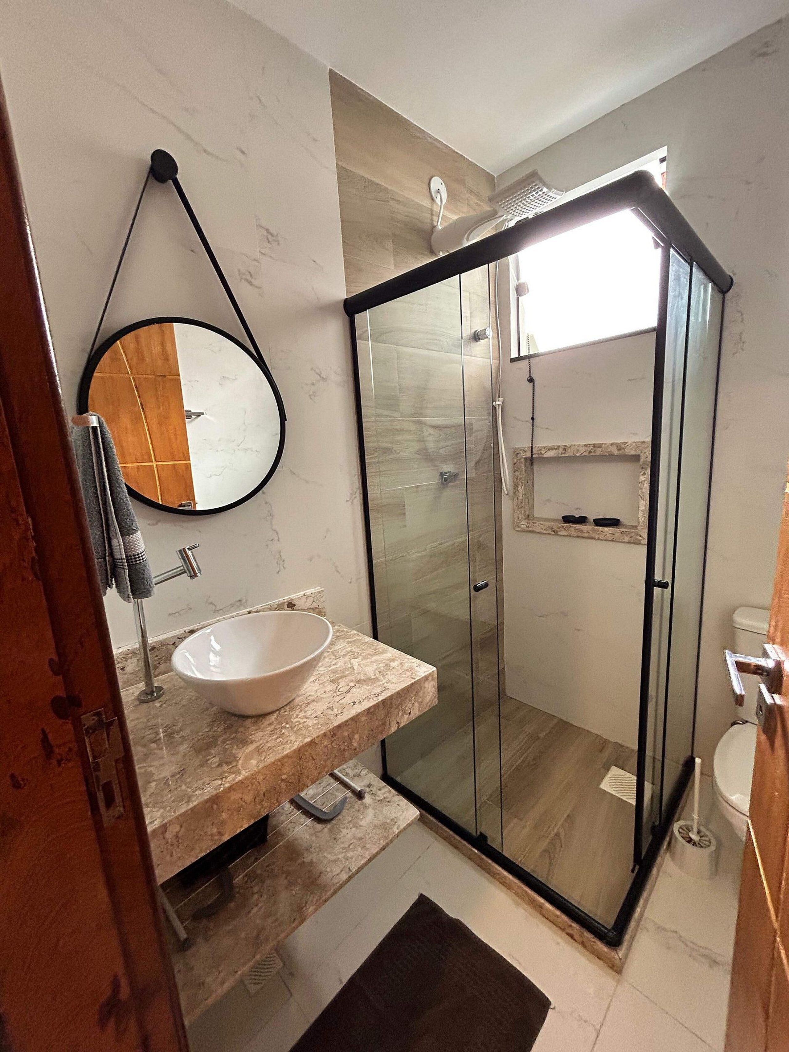 Buồng tắm vòi sen, đồ dùng nhà tắm miễn phí, khăn tắm 