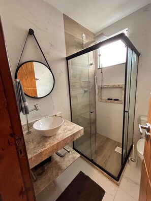 Shower, free toiletries, towels - Morada do Sol Suítes (Arraial do Cabo)