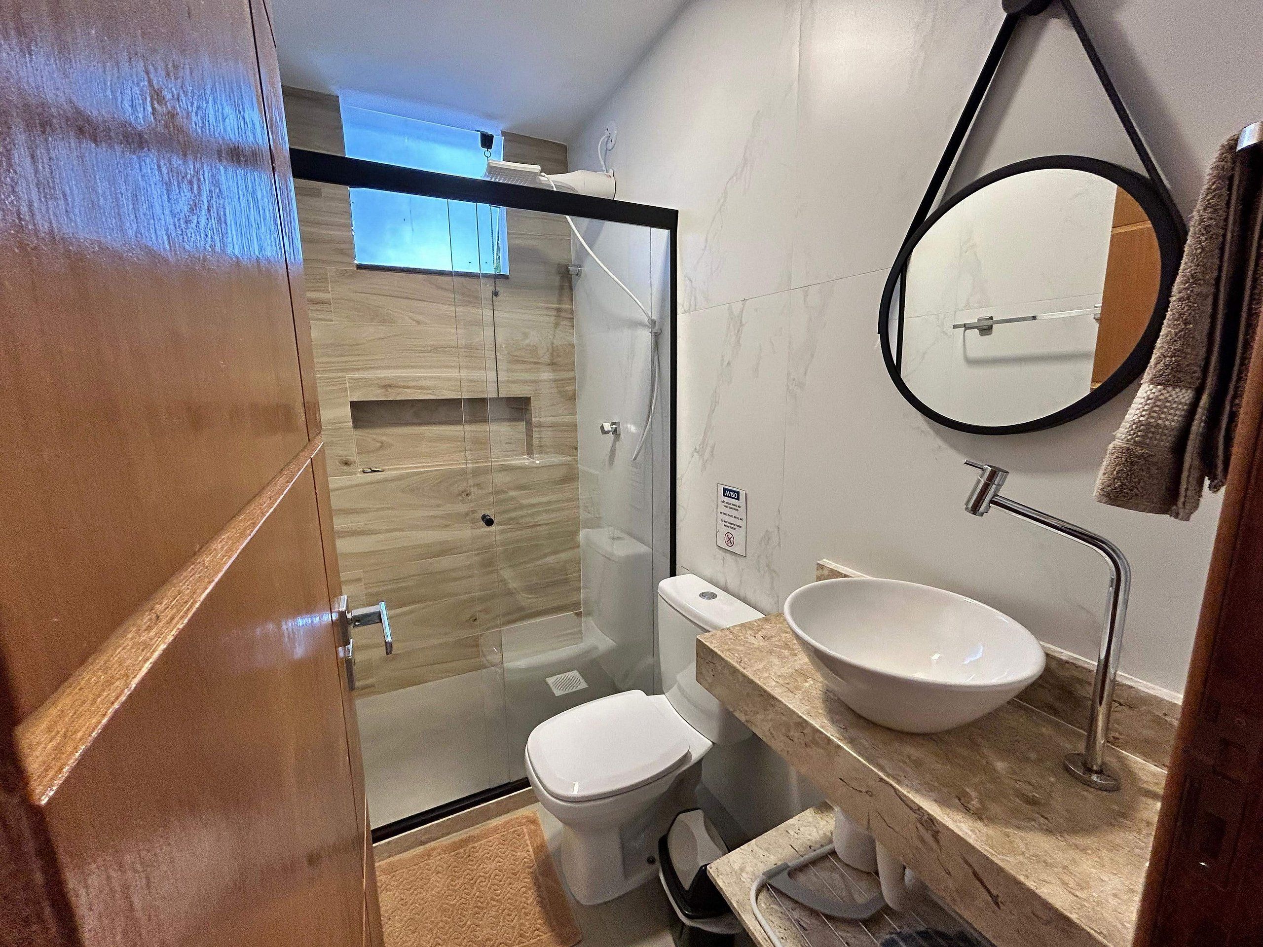 Dusche, kostenlose Toilettenartikel, Handtücher