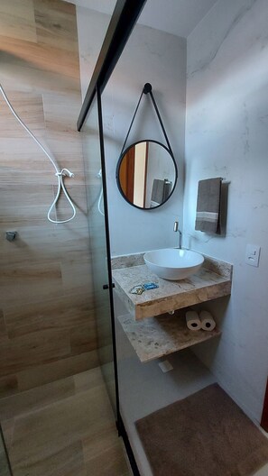 Shower, free toiletries, towels - Morada do Sol Suítes (Arraial do Cabo)