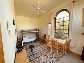 2 habitaciones, caja de seguridad en la habitación y escritorio