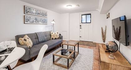 258 Crawford St #2 (Basement Unit) · 1BR Basement suite near DWTN Old Toronto w/ Wi-Fi!