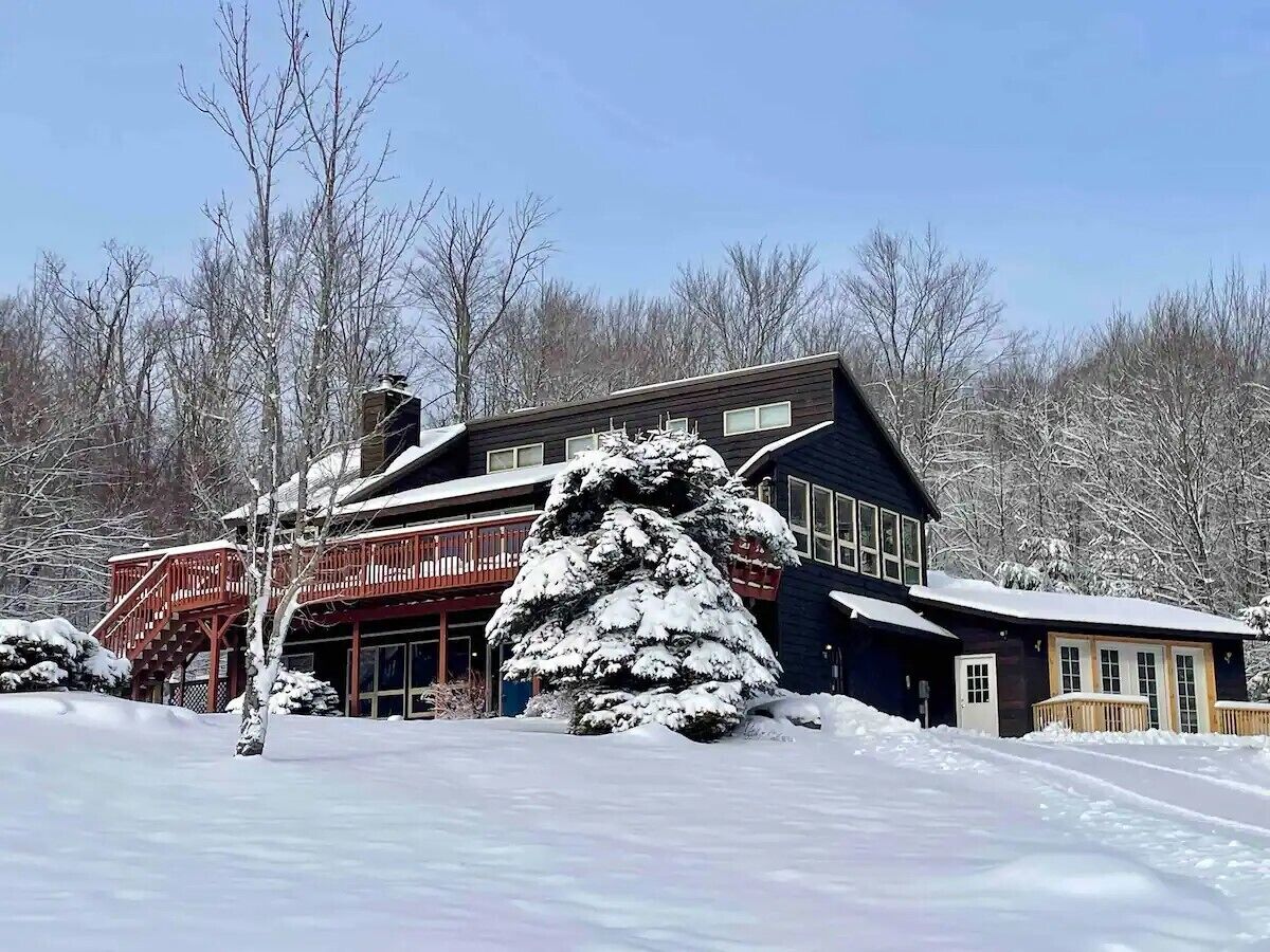 NEW Hunter Mountain Retreat: Unrivaled Views, Hot Tub, Games Room 