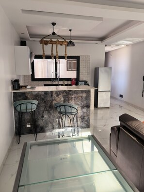 Minibar, cortinas blackout, tabla de planchar con plancha y wifi gratis