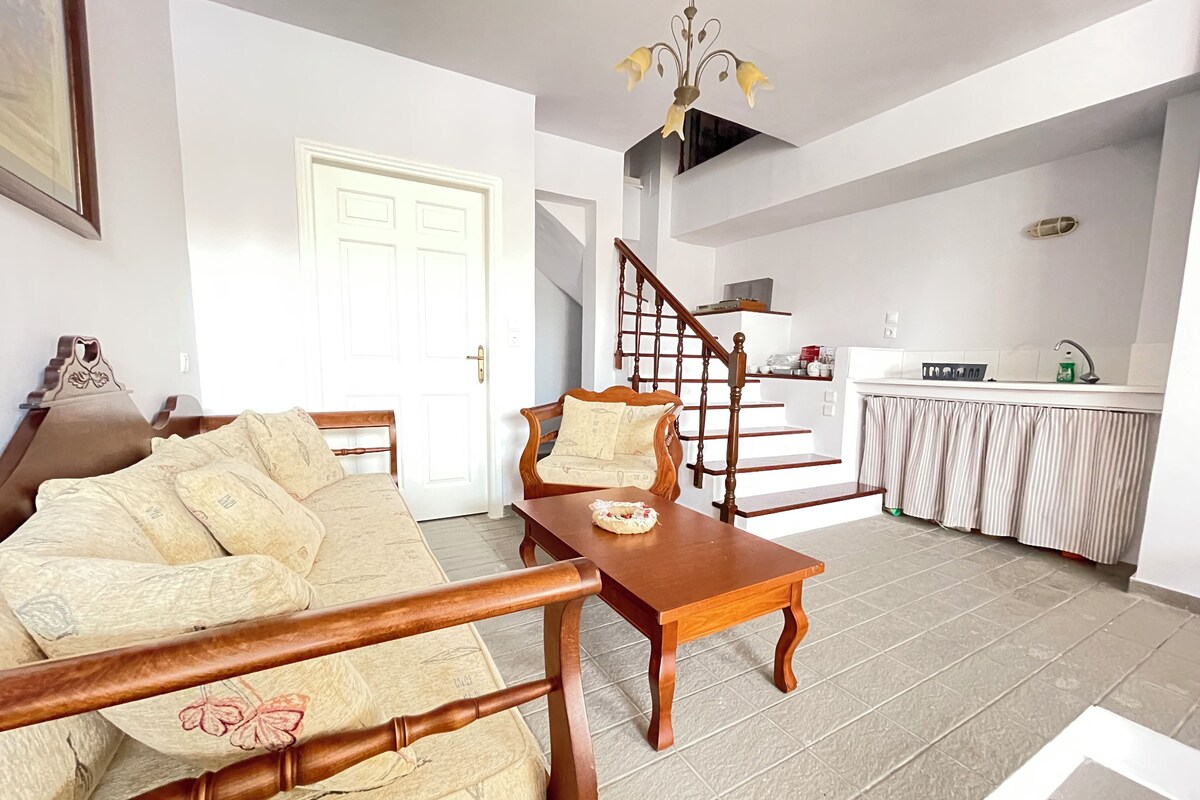 Living area | 42-inch LCD TV with cable channels