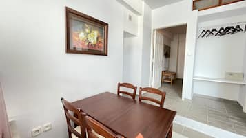 Habitación triple Premium | Decoración personalizada, muebles diferentes y wifi gratis