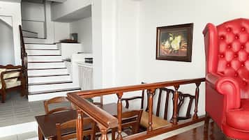 Appartement Duplex Familial, 2 chambres, vue baie, rez-de-chaussée | Coin séjour | Télévision LCD de 42 pouces avec chaßnes par cùble
