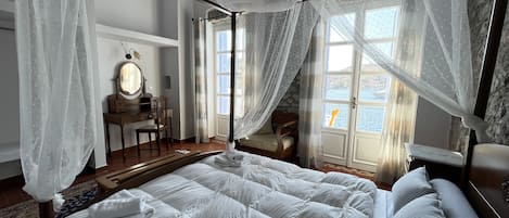 Habitación cuádruple Deluxe | Decoración personalizada, muebles diferentes y wifi gratis