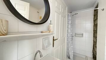 Premium Triple Room | Bathroom | Shower, hair dryer, towels