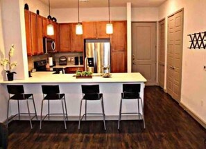 Réfrigérateur, micro-ondes, four, plaque de cuisson