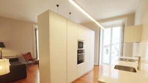 Ein modernes Apartment mit Küche, Essbereich und Wohnzimmer.