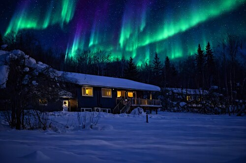 Escape to a private hilltop luxury home with breathtaking valley & Aurora views!