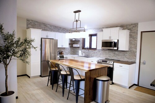 Escape to a private hilltop luxury home with breathtaking valley & Aurora views!