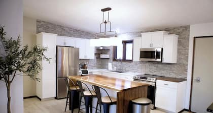 Escape to a private hilltop luxury home with breathtaking valley & Aurora views!