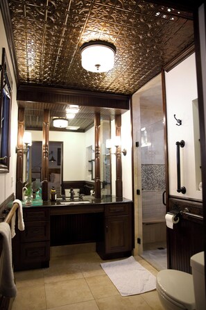 Shower, jetted bath, hair dryer, bidet - Escape to a private hilltop luxury home with breathtaking valley & Aurora views! (Fairbanks)