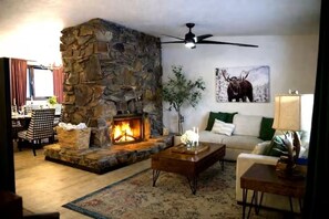 Smart TV, fireplace, video games, DVD player - Escape to a private hilltop luxury home with breathtaking valley & Aurora views! (Fairbanks)