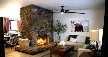 Escape to a private hilltop luxury home with breathtaking valley & Aurora views!