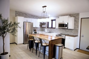 Kjøleskap, mikrobølgeovn, ovn og kokeplater