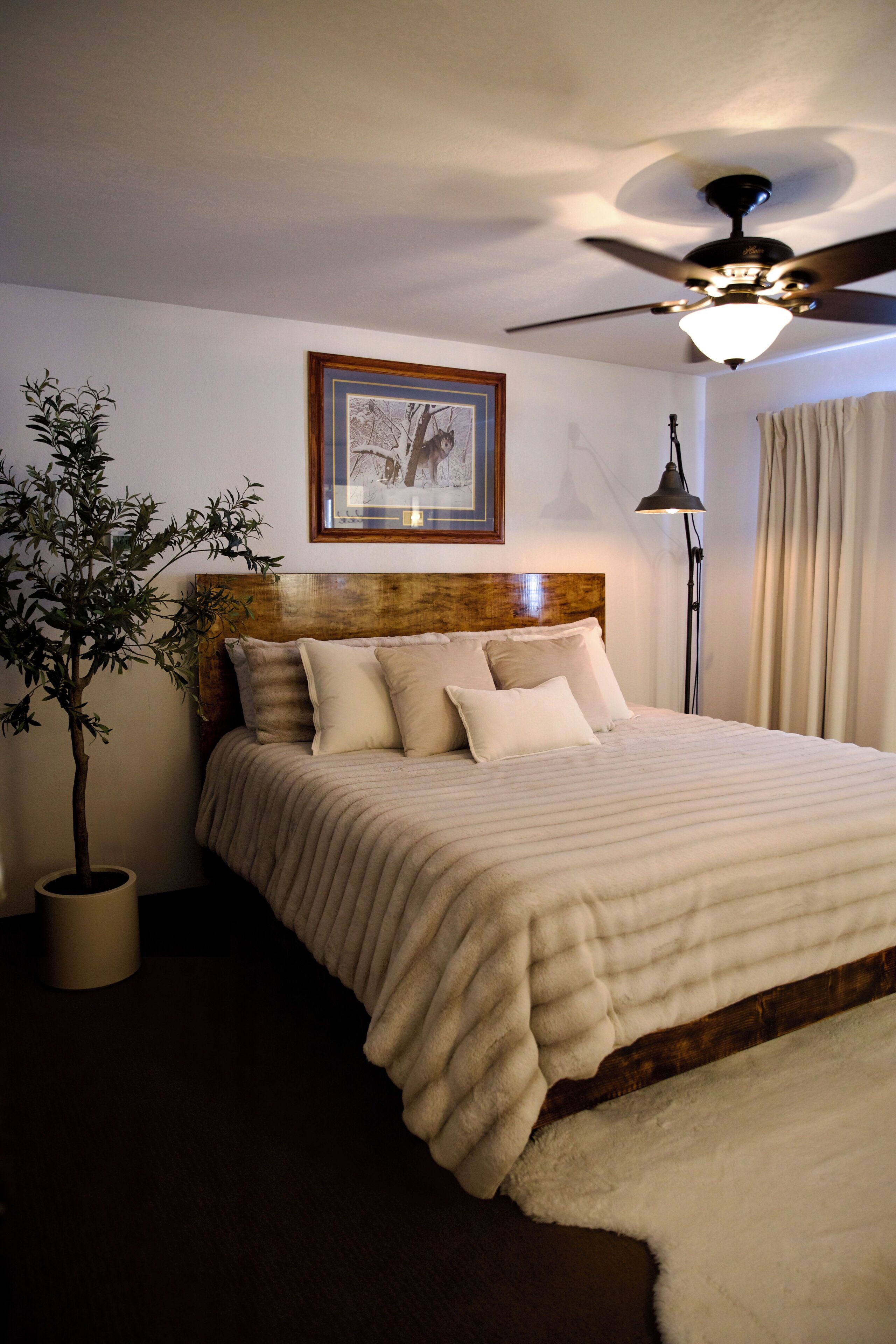 5 bedrooms, desk, iron/ironing board, travel crib