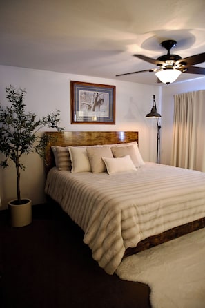 5 soverom, skrivebord, strykejern/-brett og reiseseng for barn