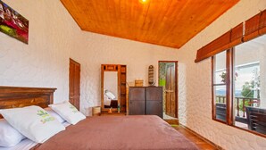 A bedroom with a wooden ceiling, a bed with a brown blanket, a wardrobe, and a large window with a view. - Glamping Experience Savieza (Nemocon)