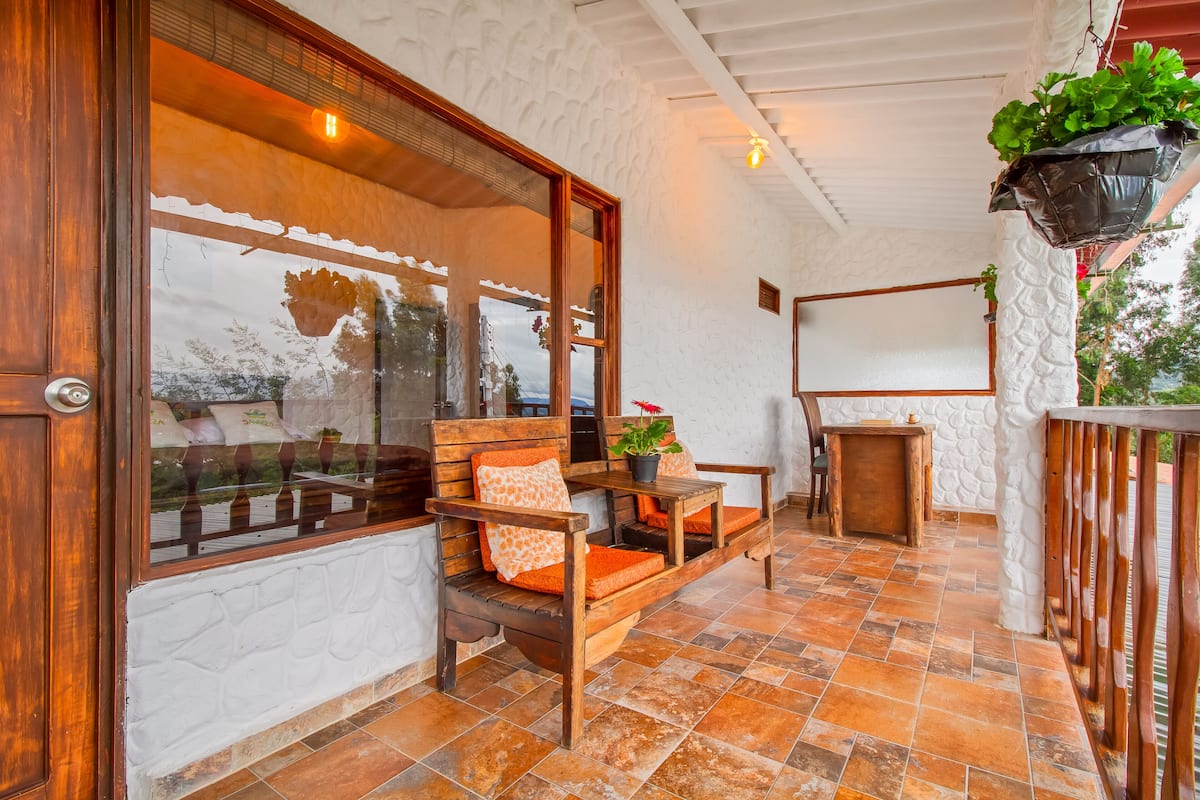 Habitación clásica, 1 cama Queen size, balcón, vista a la montaña | Edredón, decoración personalizada y muebles diferentes