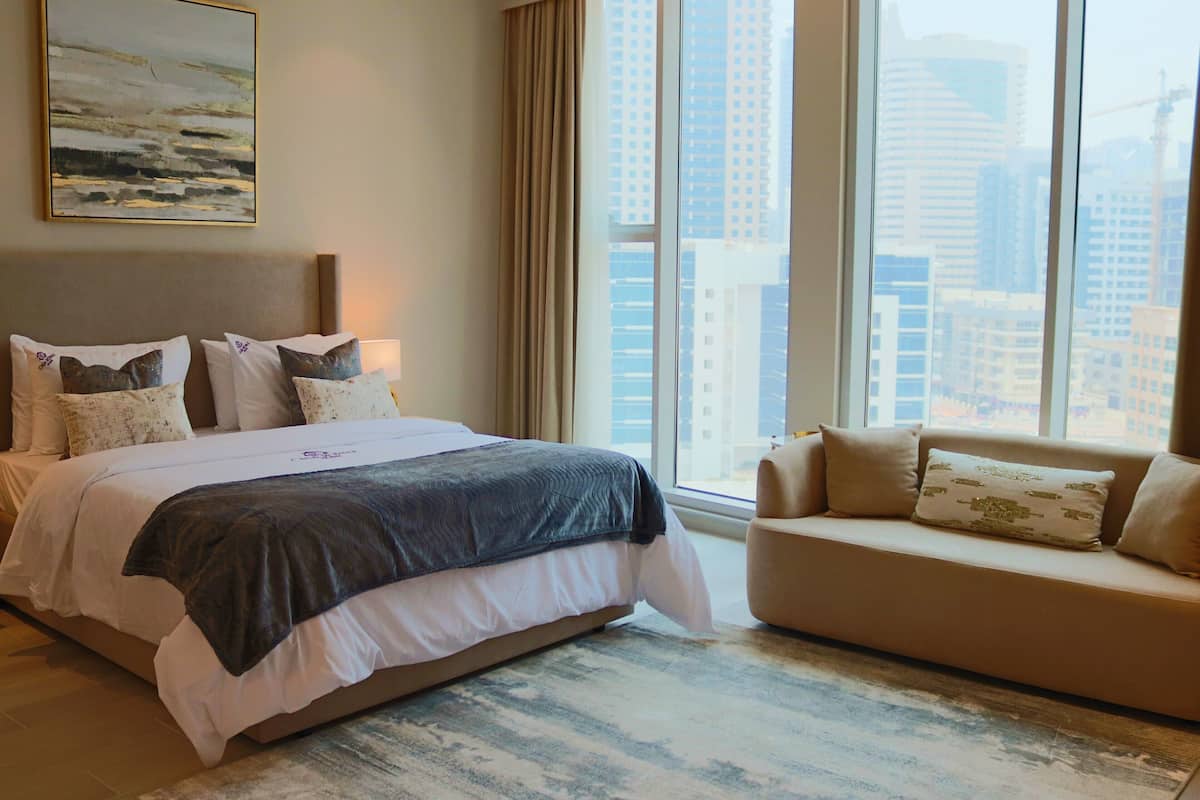 Premier studio, 1 queensize bed, toegang tot zwembad, uitzicht op stad | 1 slaapkamer, luxe beddengoed, bedden met traagschuimmatras