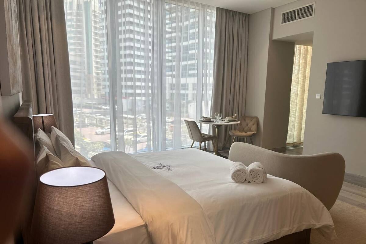 Ein Hotelzimmer mit einem großen Bett, einem Schreibtisch und einem Stuhl.