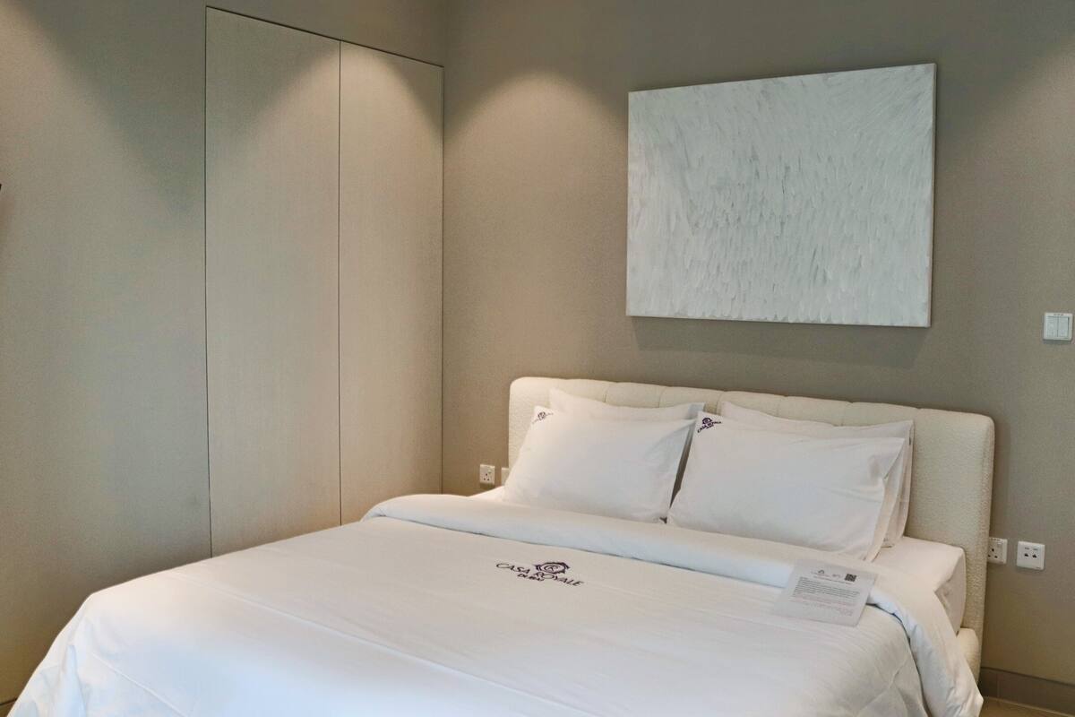 Ein Hotelzimmer mit einem Bett, einem Kleiderschrank und einem Bild an der Wand.