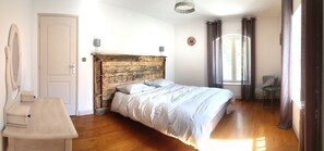 6 bedrooms, iron/ironing board, travel cot, free WiFi