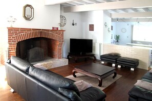 Smart TV, fireplace, table football, ping pong