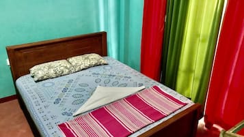 1 quarto, ferros/tábuas de passar roupa, roupa de cama