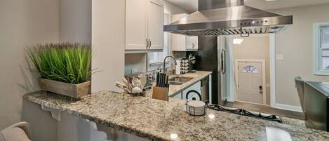 雪櫃、微波爐、焗爐、爐具