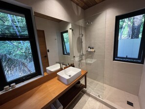 Dusche, Haartrockner, Handtücher, Seife