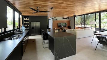 Refrigerador, microondas, horno y parrilla de estufa