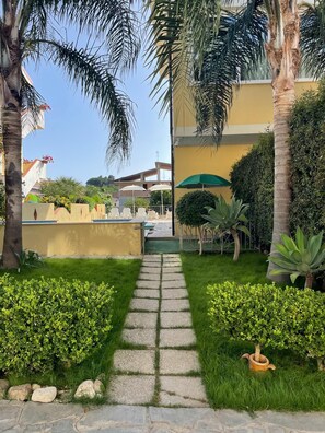 Property grounds - Tropea enchanting two-room apartment with POOL a few steps from the SEA (Santa Domenica)