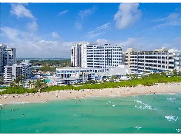 On the beach - BEACHFRONT 3 bedroom CONDO-HOTEL bayview & parking (Miami)