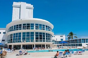 Pool - BEACHFRONT 3 bedroom CONDO-HOTEL bayview & parking (Miami)